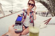 Ponad połowa Polaków chce płacić kartami, smartfonami i smartwatchami podczas podróży zagranicznych