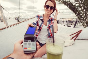 Ponad połowa Polaków chce płacić kartami, smartfonami i smartwatchami podczas podróży zagranicznych