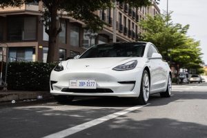 samochód tesla