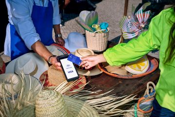 Visa: 77% Polaków podczas zagranicznych wakacji zapłaci kartą, smartfonem lub smartwatchem