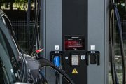 Przy Biedronkach staną szybkie ładowarki dla samochodów elektrycznych. Będzie można płacić kartą