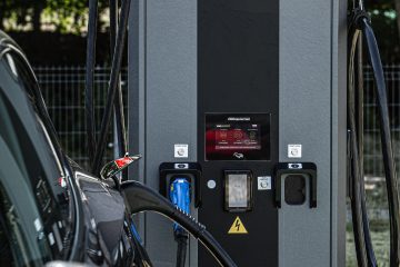 Przy Biedronkach staną szybkie ładowarki dla samochodów elektrycznych. Będzie można płacić kartą Przy Biedronkach staną szybkie ładowarki dla samochodów elektrycznych. Będzie można płacić kartą