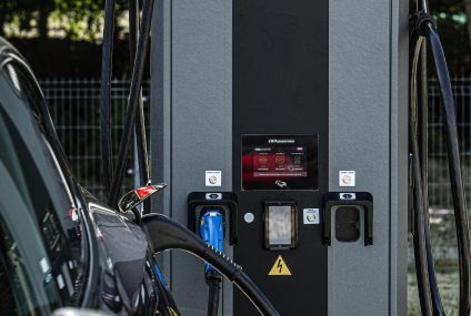 Przy Biedronkach staną szybkie ładowarki dla samochodów elektrycznych. Będzie można płacić kartą