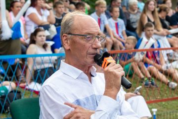 Dariusz Szpakowski ponownie przed mikrofonem – tłumy kibiców na Stadionie Leśnym w Hannie Dariusz Szpakowski ponownie przed mikrofonem – tłumy kibiców na Stadionie Leśnym w Hannie