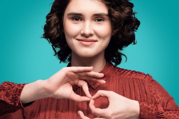 Credit Agricole przyjazny dla Głuchych. Jak bank burzy bariery komunikacyjne?