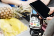 Banki żegnają plastikowe karty na rzecz cyfrowej rewolucji
