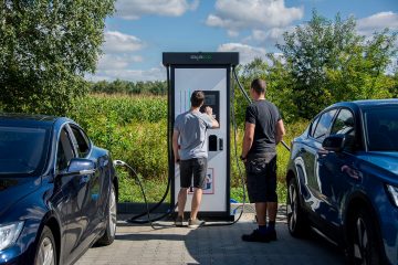 Kierowcy mogą zapłacić zbliżeniowo za ładowanie auta elektrycznego