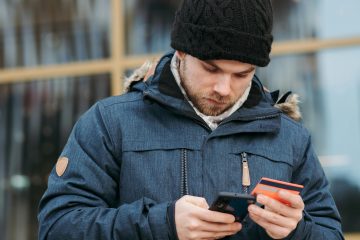 Nowy sposób autoryzacji transakcji online. Trzeba przyłożyć kartę do smartfona