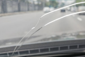 Pęknięta szyba w samochodzie – ile kosztuje mandat, ile naprawa i wymiana, a ile ubezpieczenie