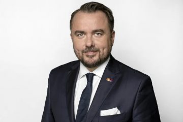 Sztuczna inteligencja to nie terminator. Nie zabierze pracy bankierom, ale część będzie musiała się przebranżowić Sztuczna inteligencja to nie terminator. Nie zabierze pracy bankierom, ale część będzie musiała się przebranżowić