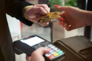 Wypłata gotówki poza bankomatem? Polacy chętnie korzystają z usługi cashback w sieciach handlowych