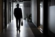 Cyberprzestępcy atakują również offline. Czym jest tailgating?