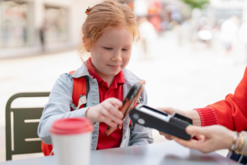 Dzieci zapłacą teraz telefonem za pomocą BLIKA i aplikacji PKO Junior