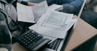 870 mln zł zaległości i dziwne wymówki dłużników, którzy są winni ubezpieczycielom