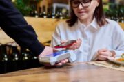 Gotówka odchodzi do lamusa? Tylko 25% gości płaci nią w restauracjach