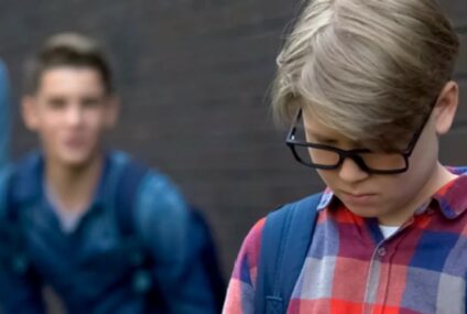 Fundacja Uniqa publikuje przewodnik dla rodziców: jak wspierać dzieci w obliczu hejtu i przemocy