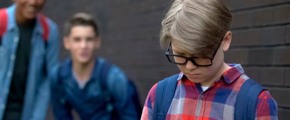 Fundacja Uniqa publikuje przewodnik dla rodziców: jak wspierać dzieci w obliczu hejtu i przemocy