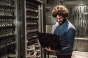 Cyberprzestępcy polują na „krety” w bankach, telekomach i big techach. Nawet 15 tysięcy dolarów za jedno kliknięcie