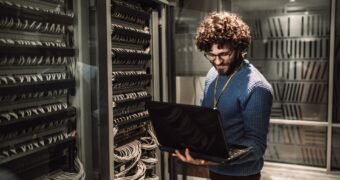 Cyberprzestępcy polują na „krety” w bankach, telekomach i big techach. Nawet 15 tysięcy dolarów za jedno kliknięcie