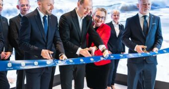 PKO BP otworzył oddział w centrali. Sprzedaje produkty i prezentuje przy okazji dzieła sztuki