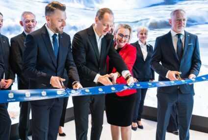 PKO BP otworzył oddział w centrali. Sprzedaje produkty i prezentuje przy okazji dzieła sztuki