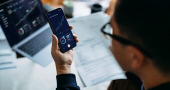 Badanie IDC: Tylko 11% banków połączyło kompetencje AI z odpowiednim poziomem zaufania