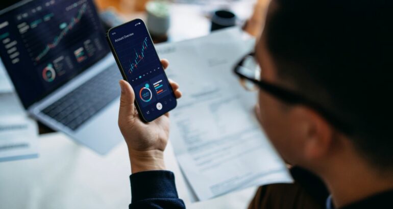 Badanie IDC: Tylko 11% banków połączyło kompetencje AI z odpowiednim poziomem zaufania