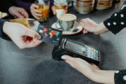 mBank znosi opłaty za karty podróżnicze i porządkuje ofertę
