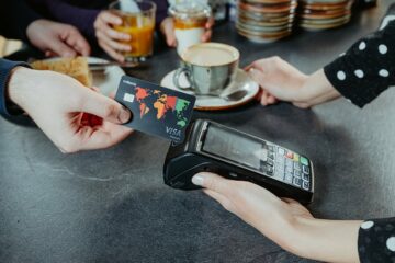mBank znosi opłaty za karty podróżnicze i porządkuje ofertę mBank znosi opłaty za karty podróżnicze i porządkuje ofertę