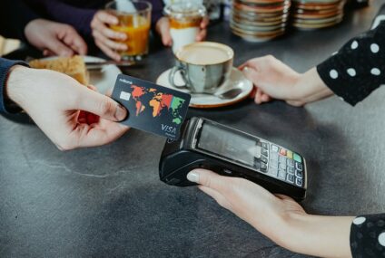 mBank znosi opłaty za karty podróżnicze i porządkuje ofertę